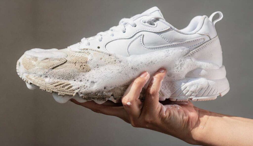 Rossmann verkauft einen Schuhputz-Schaum für 2,49 Euro, der Sneaker aussehen lässt wie neu